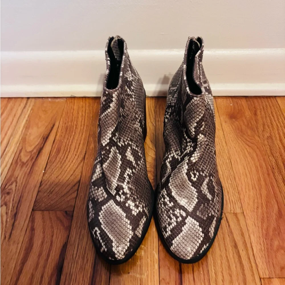Massel snakeprint grey and black ankle heel bootie size 9, tried on in the
